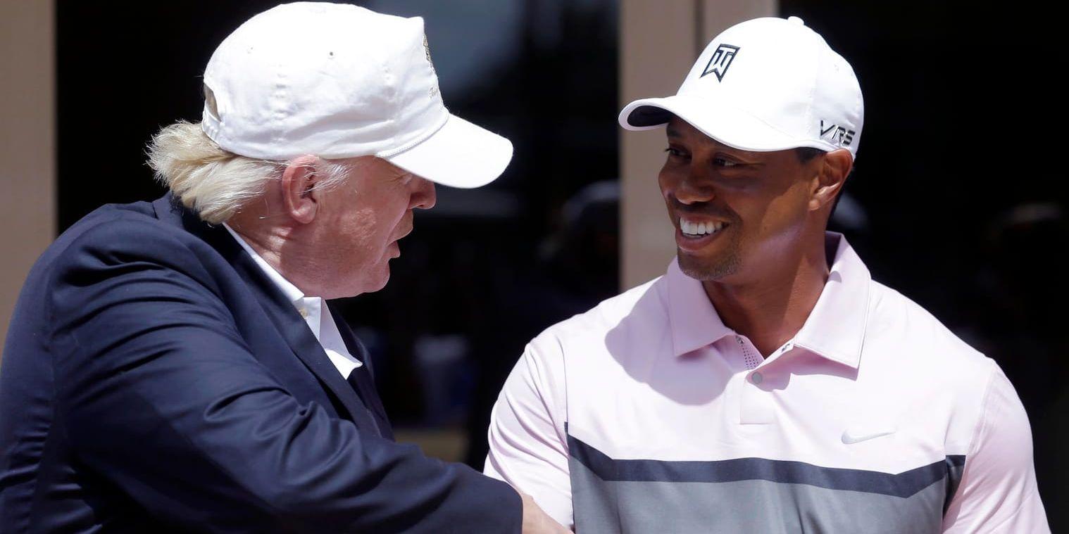 Donald Trump skakar hand med Tiger Woods under ett möte på en golfklubb. Arkivbild.