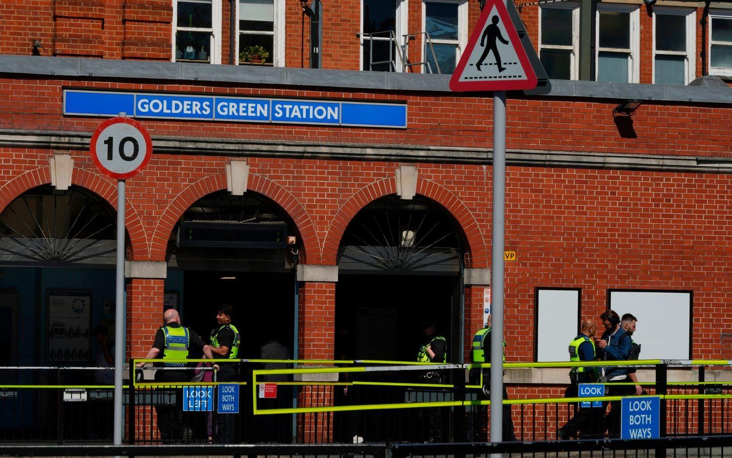 Poliser i Londonområdet Golders Green på torsdagen, där två personer knivhöggs dagen före.