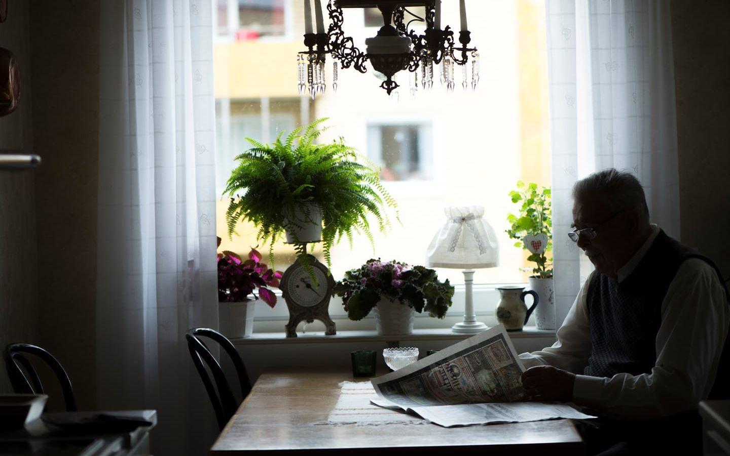 Arkivbild på en pensionär som dricker en kopp kaffe och läser sin morgontidning. Mannen och bilden illustrerar enbart den rädsla och oro som Sara Kadefors känner men har i övrigt inget med innehållet i texten att göra.