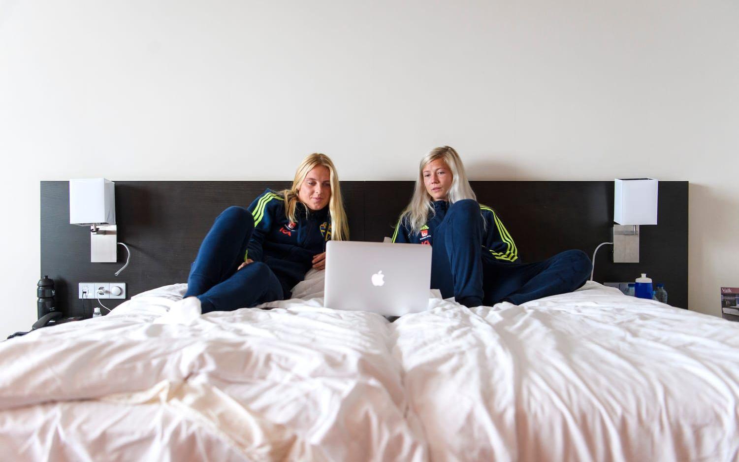 Mimmi Larsson och Hanna Glas på sitt rum. Bild: Bildbyrån.