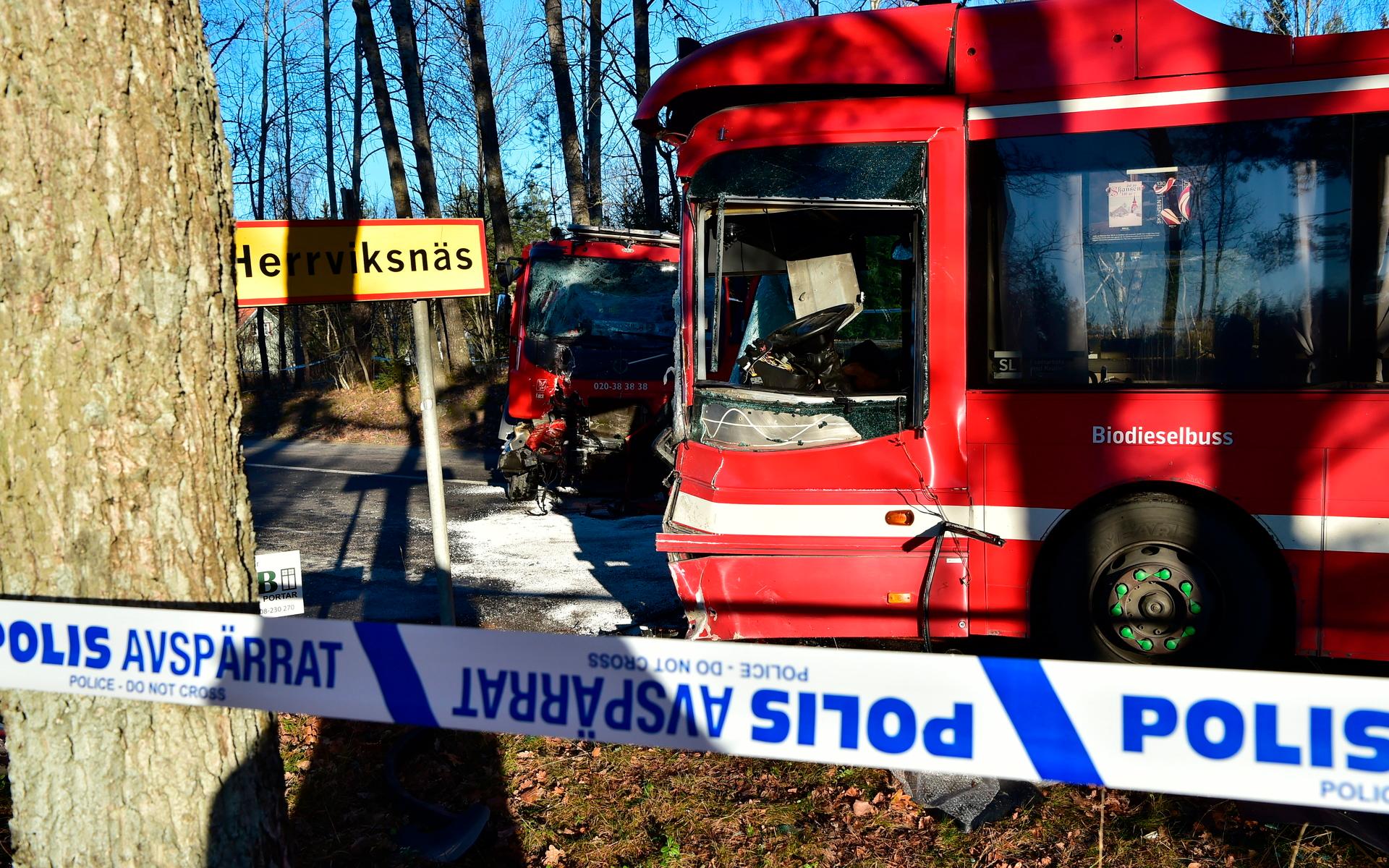 Minst 20 personer har skadats i samband med en bussolycka på Värmdö.