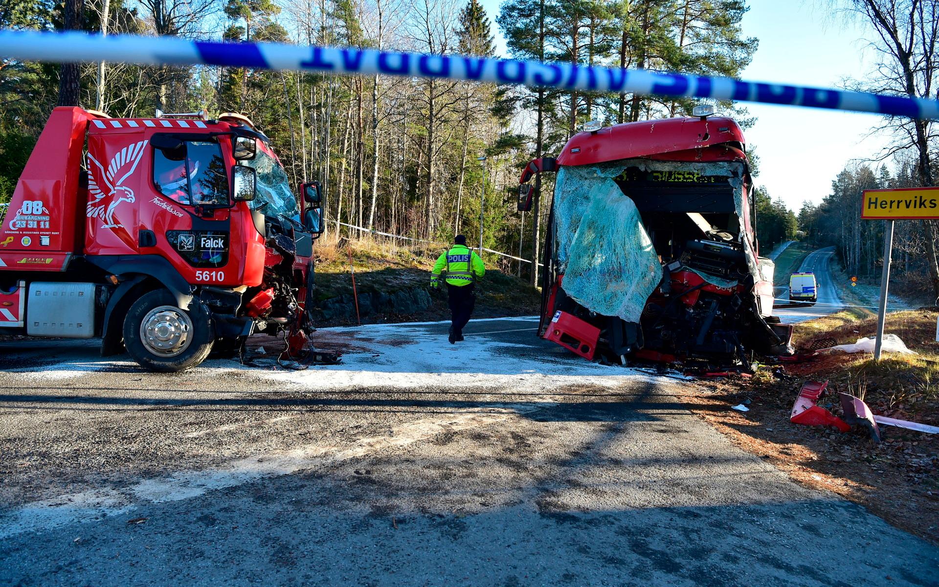 Minst 20 personer har skadats i samband med en bussolycka på Värmdö.