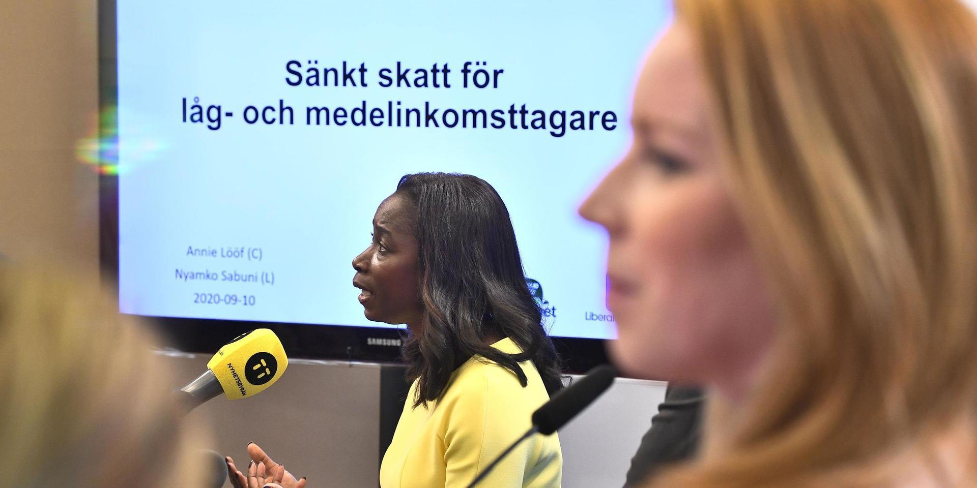 Liberalernas partiledare Nyamko Sabuni och Centerpartiets ledare Annie Lööf presenterar uppgörelsen om sänkt skatt.