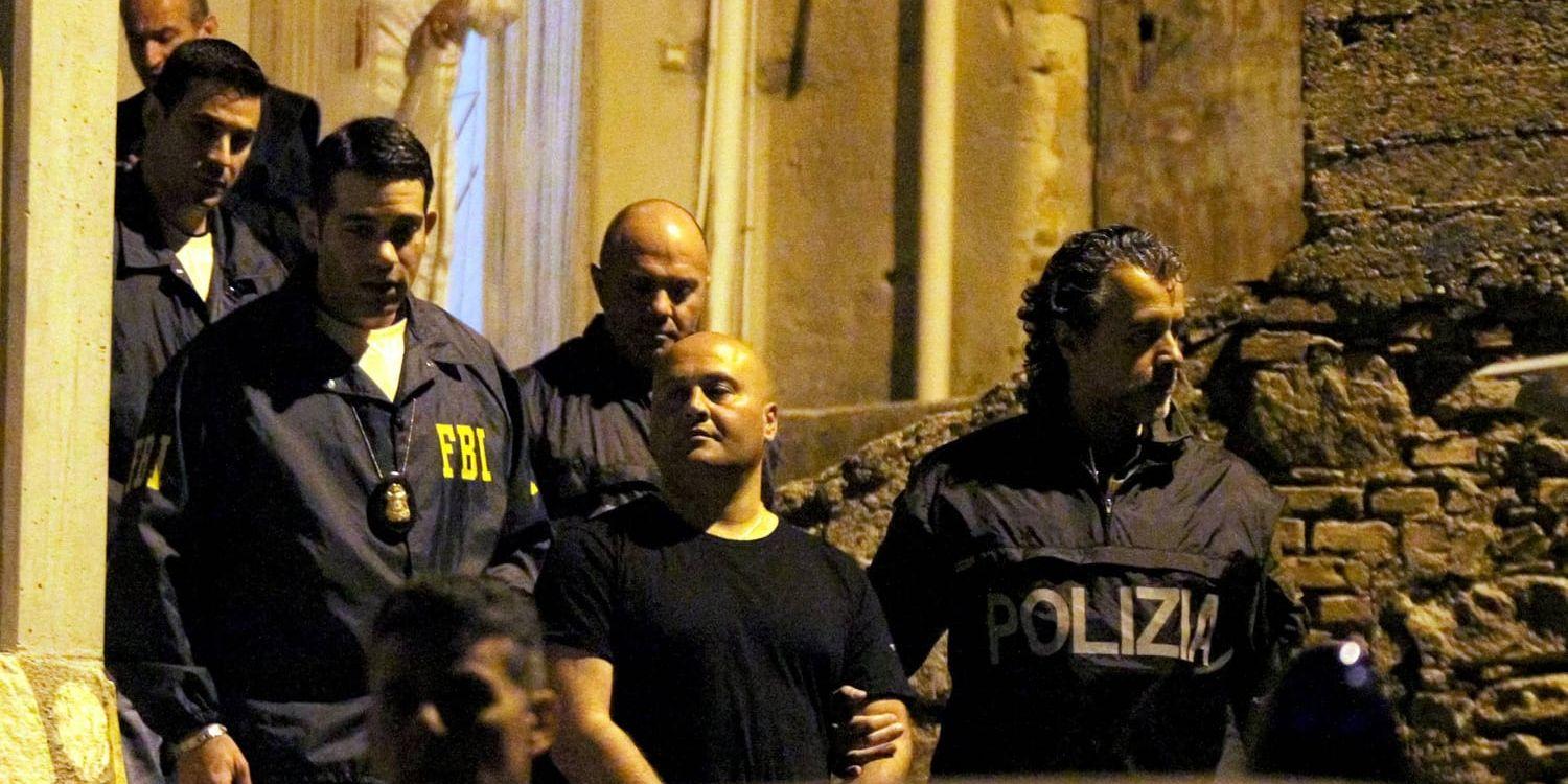 Italiensk polis och federal amerikansk polis (FBI) i samarbete griper en misstänkt som tros tillhöra 'Ndranghetan, en maffia med bas i Kalabrien. Italienska myndigheter försöker nu hindra maffiabrottslighet från att gå i arv. Arkivbild från 2015.