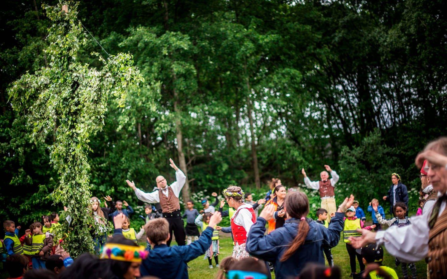 Traditionellt. Under ledning av medlemmarna i Göteborgs Nationaldanssällskap dansade 150 barn runt midsommarstången i Biskopsgården. Bild: Jenny Ingemarsson