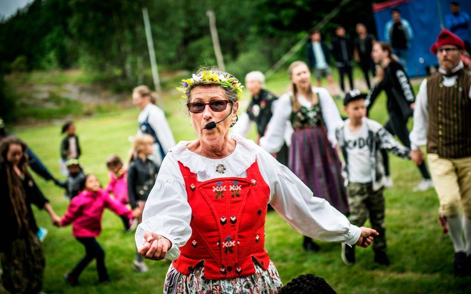 Lekledare. Brita Sivertsson kom med Göteborgs nationaldanssällskap direkt från ett äldreboende i Frölunda och firade midsomma i Biskopsgården.
