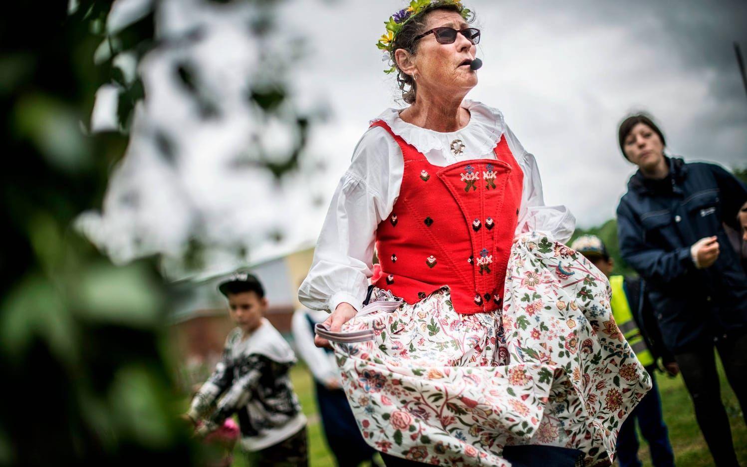 Lekledare. Brita Sivertsson kom med Göteborgs nationaldanssällskap direkt från ett äldreboende i Frölunda och firade midsomma i Biskopsgården.