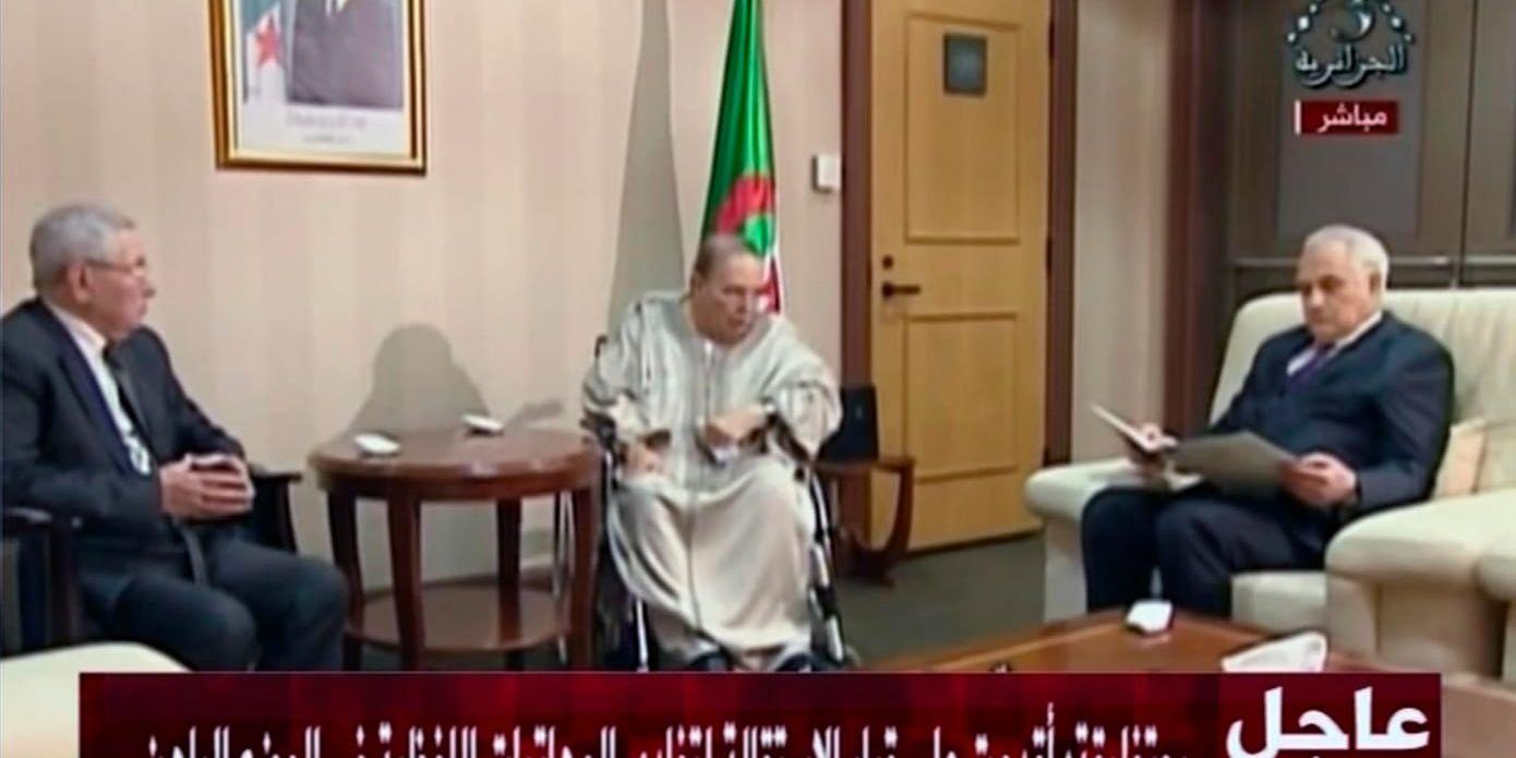 Abdelaziz Bouteflika visades upp i statlig tv, som rapporterade att han lämnade över sitt formella avgångsbesked.