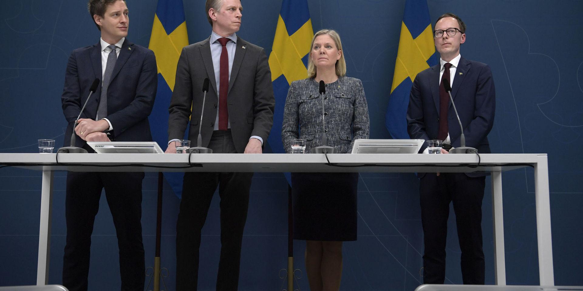 Emil Källström (C), finansmarknadsminister Per Bolund (MP), finansminister Magdalena Andersson (S) och Mats Persson (L)  presenterar regeringens krispaket riktat till svenska småföretag. 