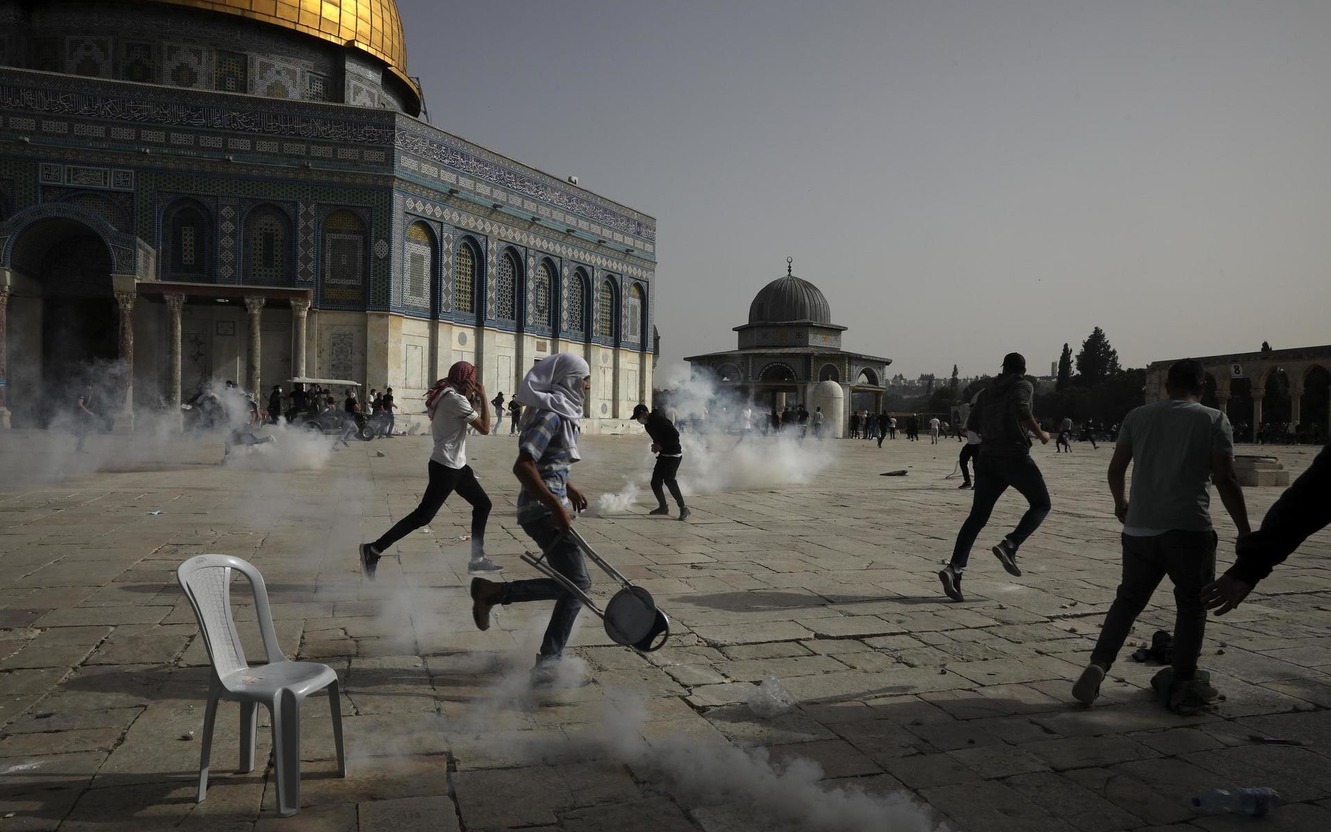 Israelisk polis har använt tårgas mot palestininer vid Al Aqsa-moskén på måndagsförmiddagen.
