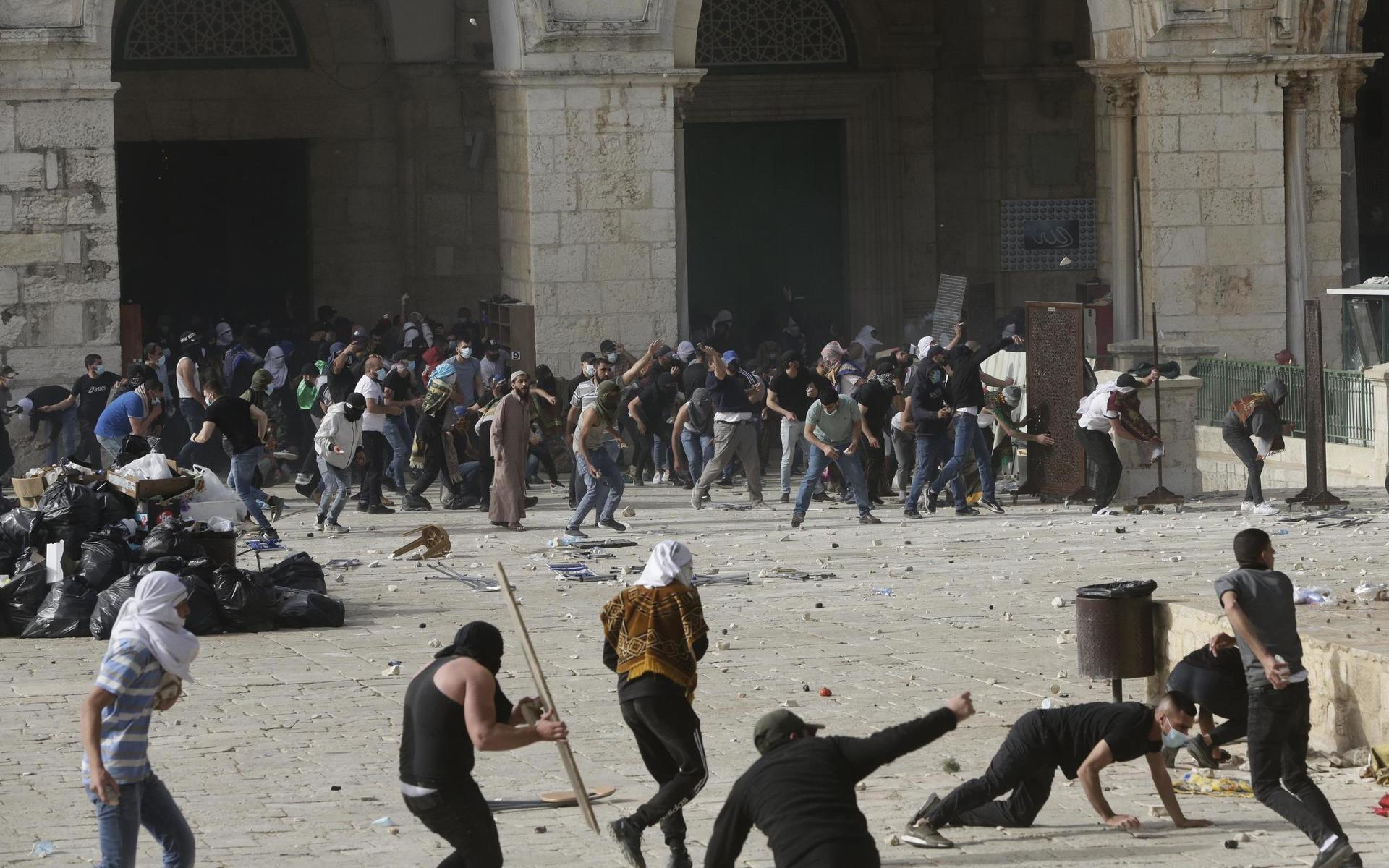 Nyhetssajten Ynet och andra israeliska medier rapporterar att polis använt chockgranater och vattenkanoner, medan demonstranter kastat stenar och flaskor, när våldsamheterna fortsatt över natten.