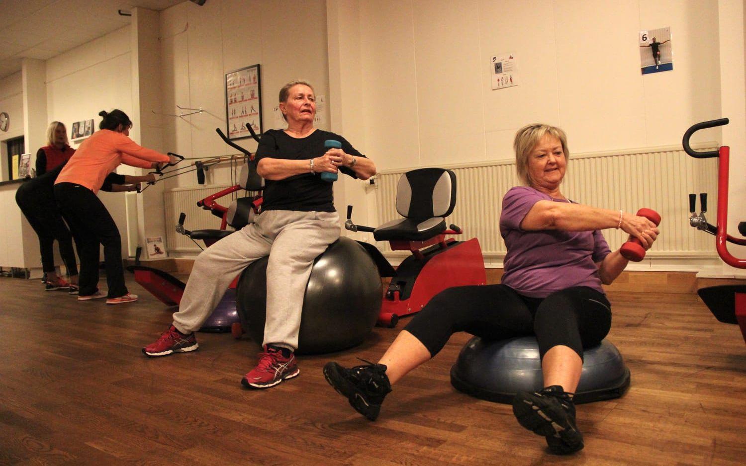 Margareta Westberg och Kicki Hermansson är några av dem som ofta tränar på Gymmet i Kungsbacka. "Det blir en gemenskap och en bra känsla här" säger Kicki. Bild: Lisa Henricson