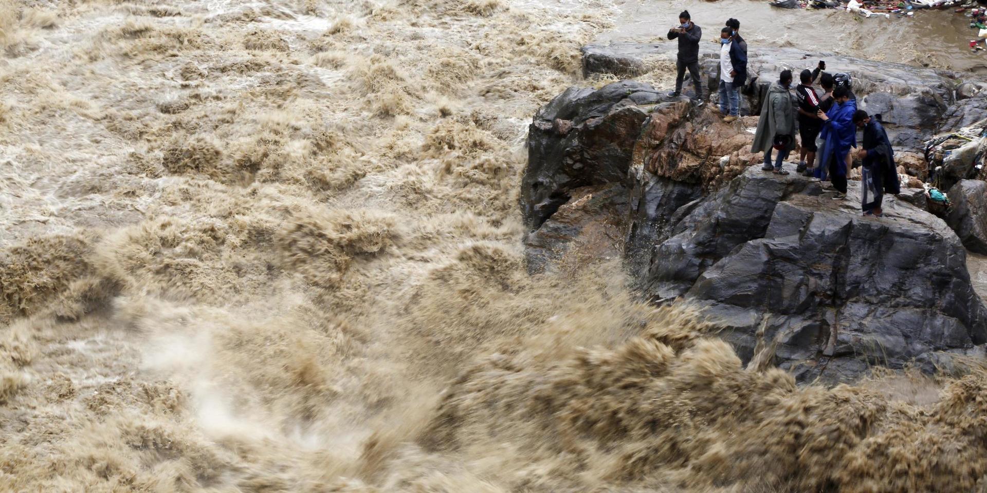 Det kraftiga monsunregnet har krävt flera liv i Nepal, och i grannlandet Indien. 