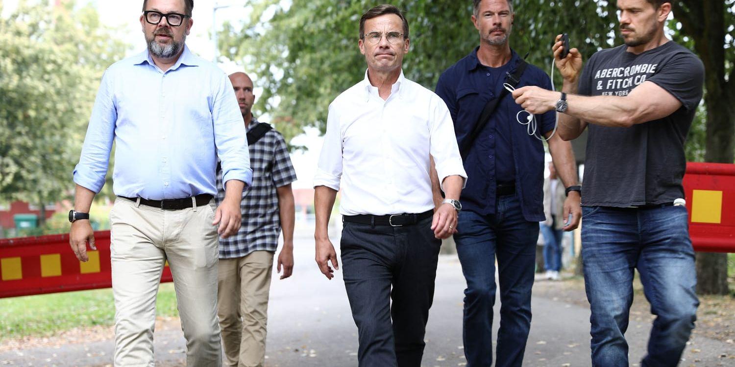 Moderaternas partiledare Ulf Kristersson besöker bostadsområdet Årby i Eskilstuna där en skjutning inträffade i en lekpark under fredagskvällen.