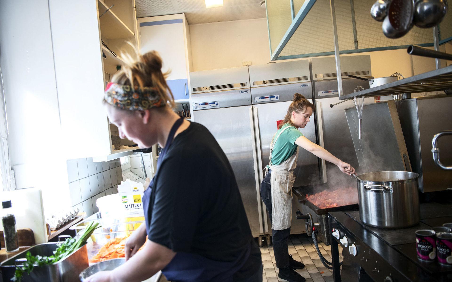 Anki Persson och Louise Johansson lagar Blomkål masala i Sjömanskyrkans kök som stått tomt under några månader och som nu hyrs av Skyddsvärnet. 