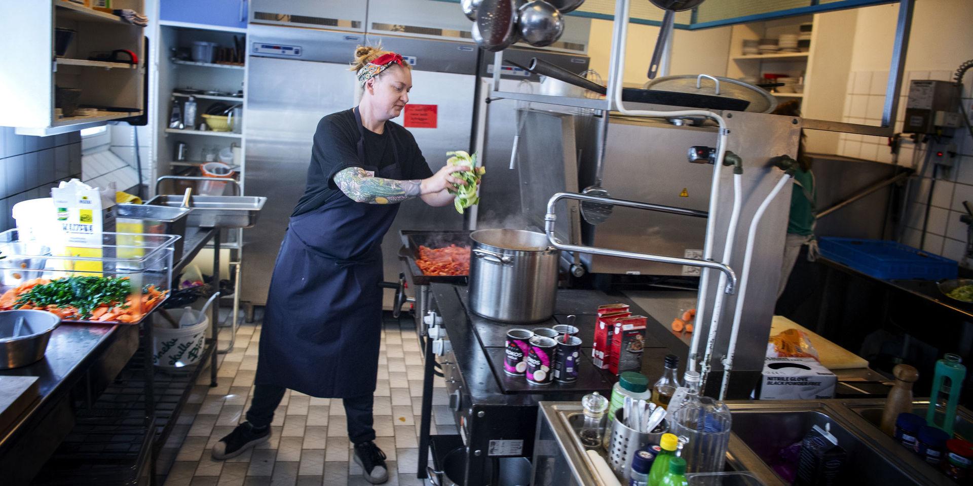 Anki Persson hade aldrig tänkt sig att man kunde bli arbetslös som kock i Göteborg. Nu när hon är det jobbar hon ideellt för att laga mat till sjukvårdspersonal.