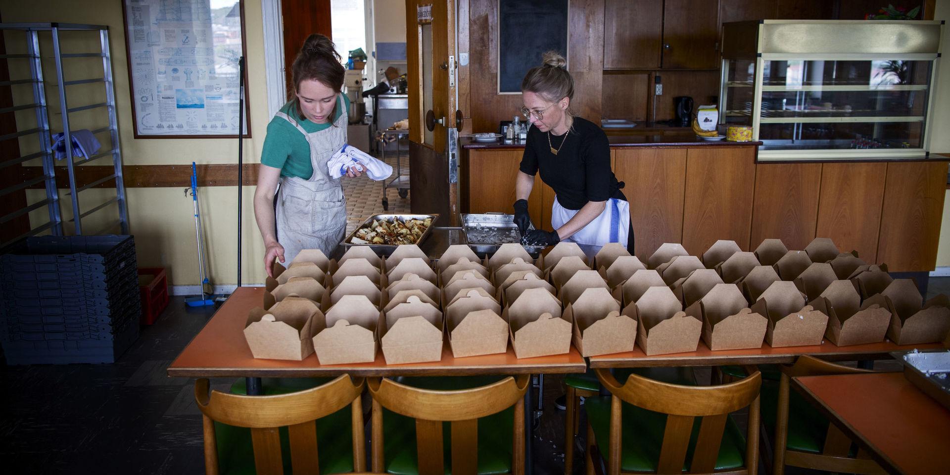 Kocken Louise Johansson och Emma Forseth, till vardags verksamhetsutvecklare på Skyddsvärnet, packar mat till personal på den nya IVA-avdelningen i portionsförpackningar.