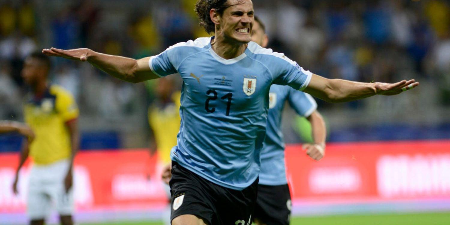 Uruguays Edinson Cavani firar sitt mål till 2–0 mot Ecuador.