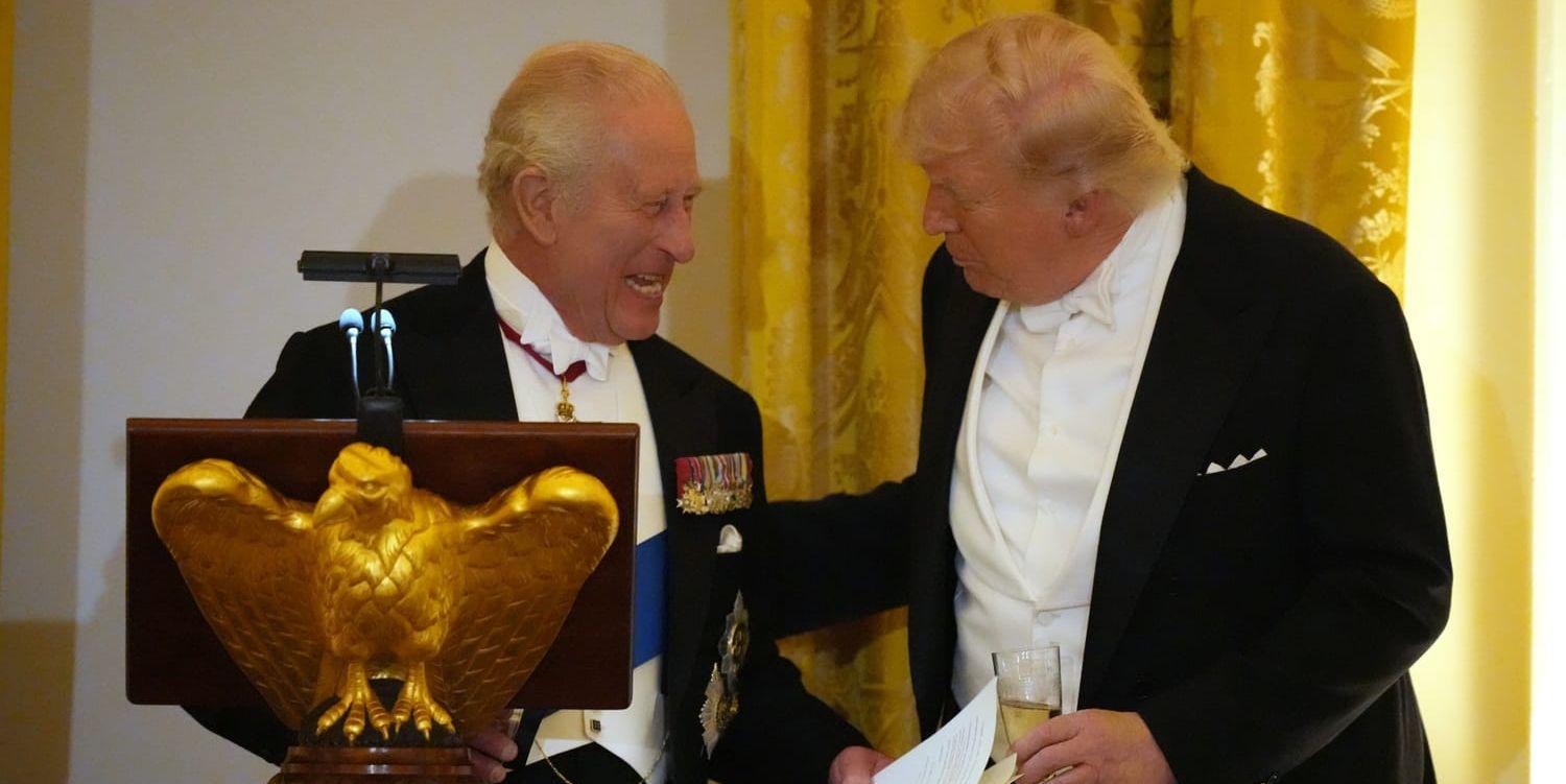 Kung Charles och Donald Trump skrattar ihop.