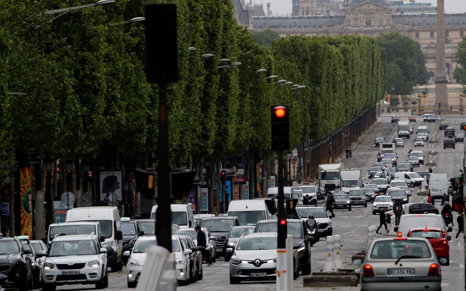 Bilar på paradgatan Champs-Élysées, som inte ligger i området där genomfartstrafik förbjuds. Arkivbild.
