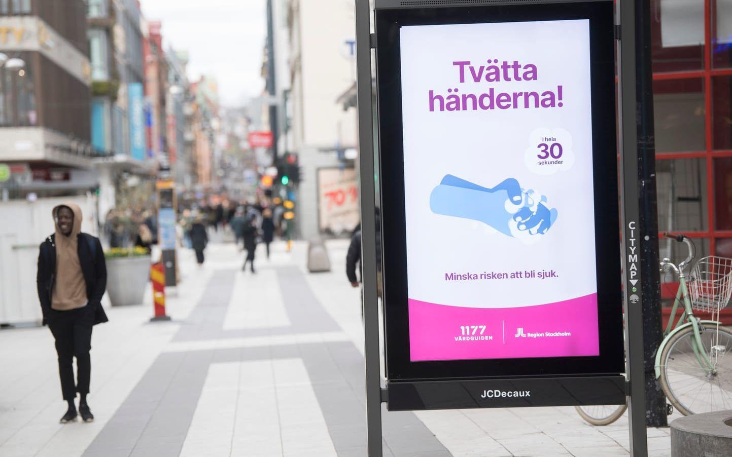 Coronainformation på Drottninggatan i Stockholm. Många av fallen med coronasmitta på äldreboenden rör Stockholmsregionen. Arkivbild.