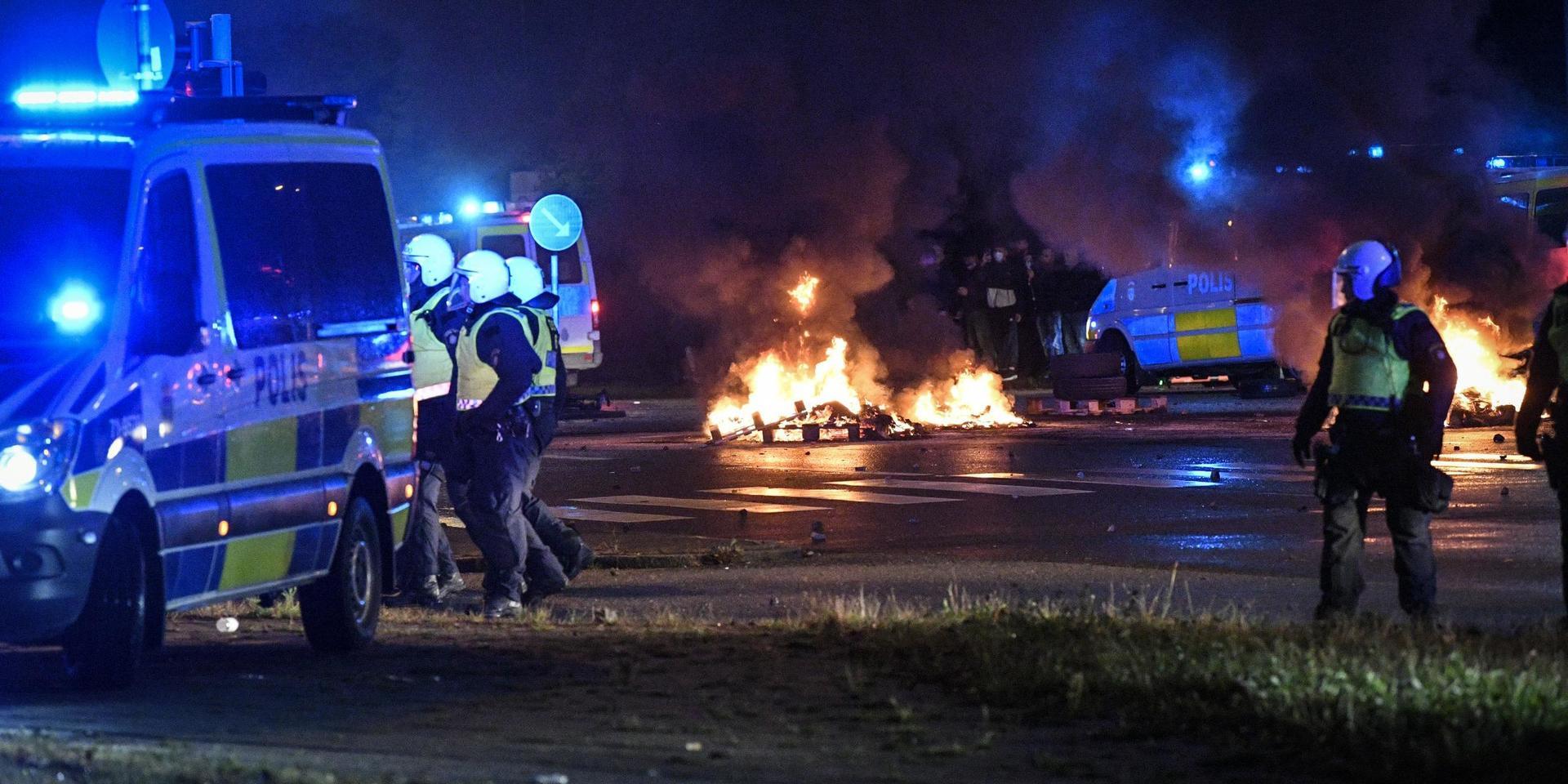 Polis och brinnande lastpallar då fredagens koranbränning har lett till omfattande protester och oroligheter i Rosengård. 
