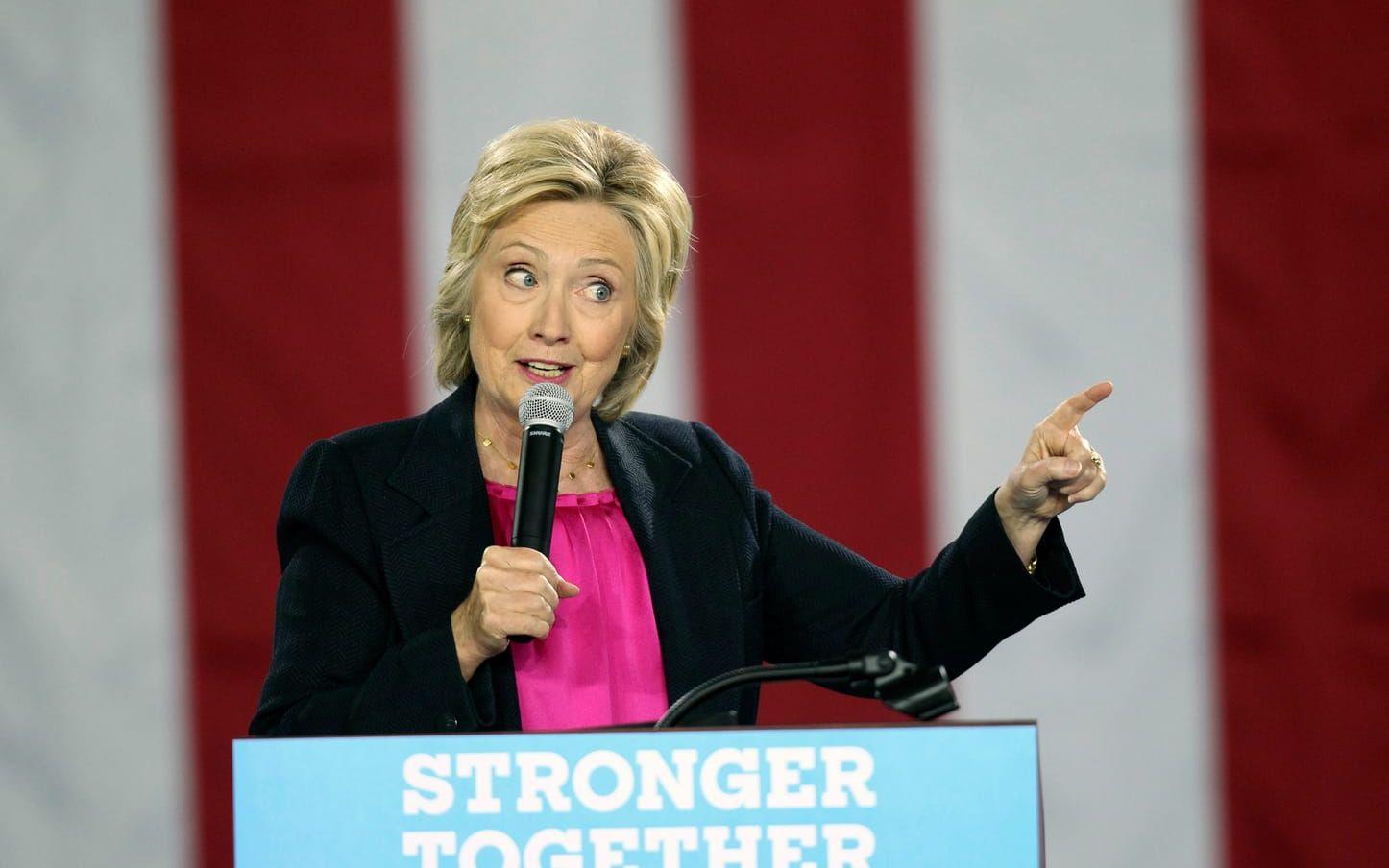 I det stundande amerikanska valet visar Schultz nu öppet sitt stöd för Hillary Clinton.