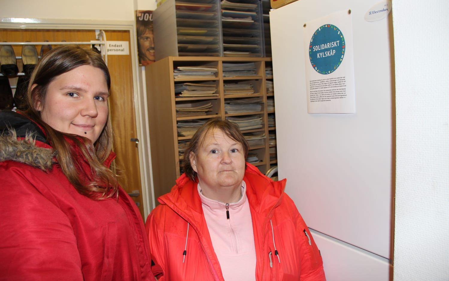 Mikaela Olsson och Lotta Hermansson tycker mycket om det solidariska kylskåpet i Mölndal. Bild: Lars Aronsson