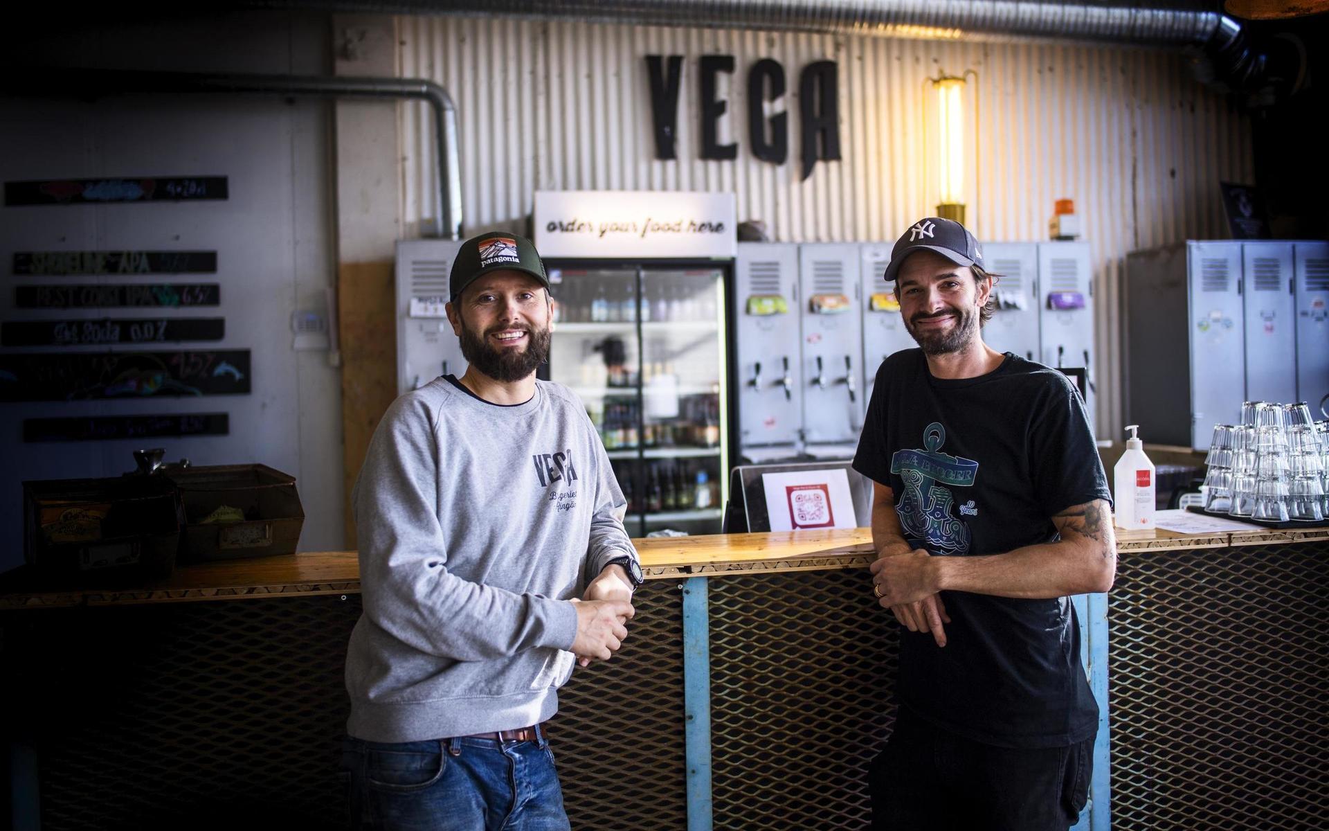 Claes Ljunggren och Kalle von Spreti vid disken på Vega bryggeris nya restaurang på Ringön. 