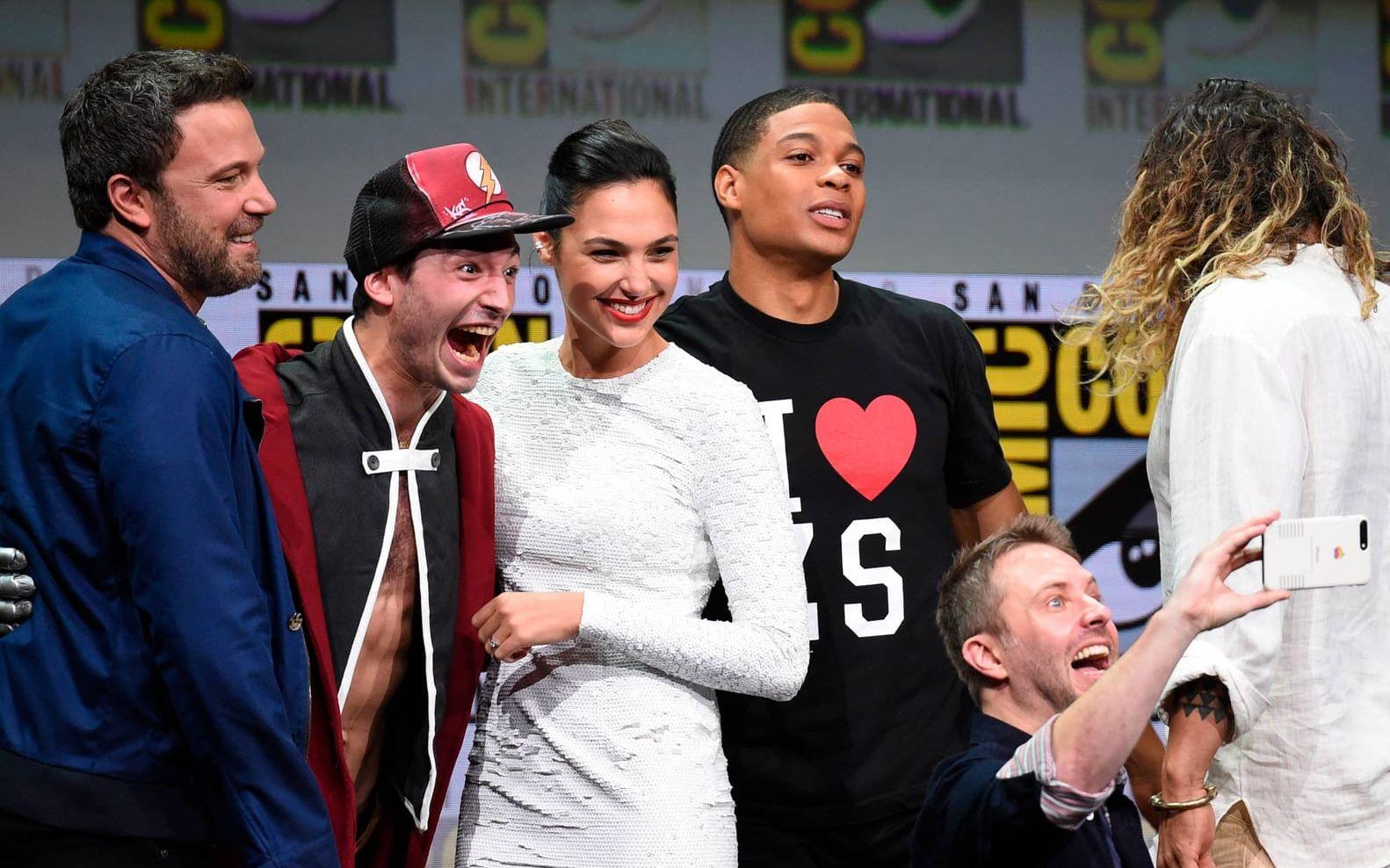 Hela gänget från "Justice League" - Ben Affleck, Ezra Miller, Gal Gadot och Ray Fisher. Foto: TT