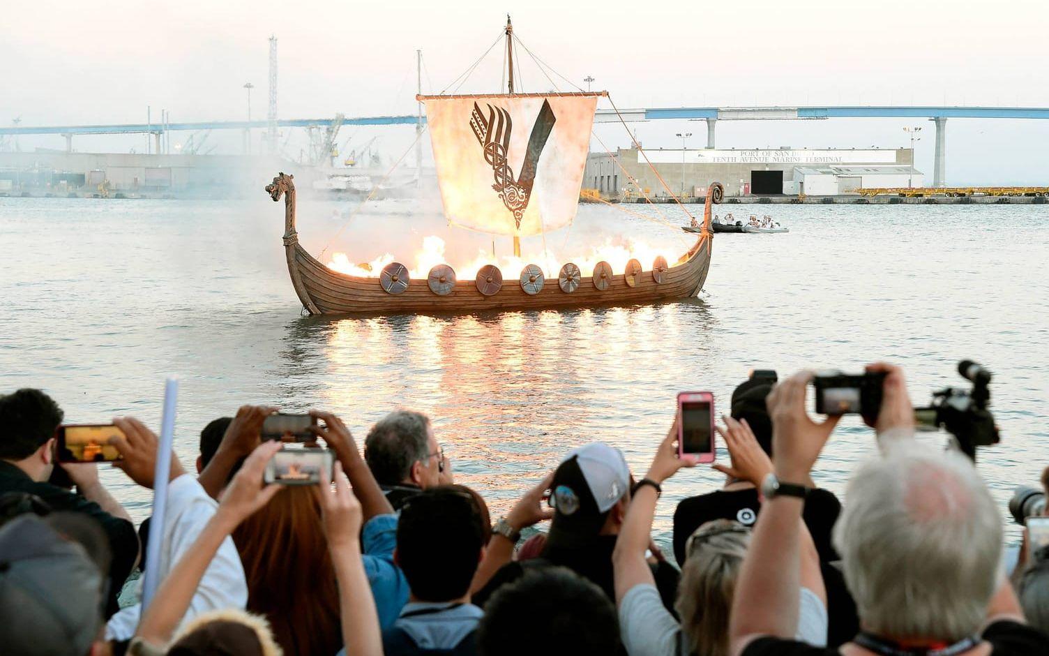 För att peppa inför nya säsongen av "Vikings" brände tv-bolaget upp ett vikingaskepp. Foto: TT