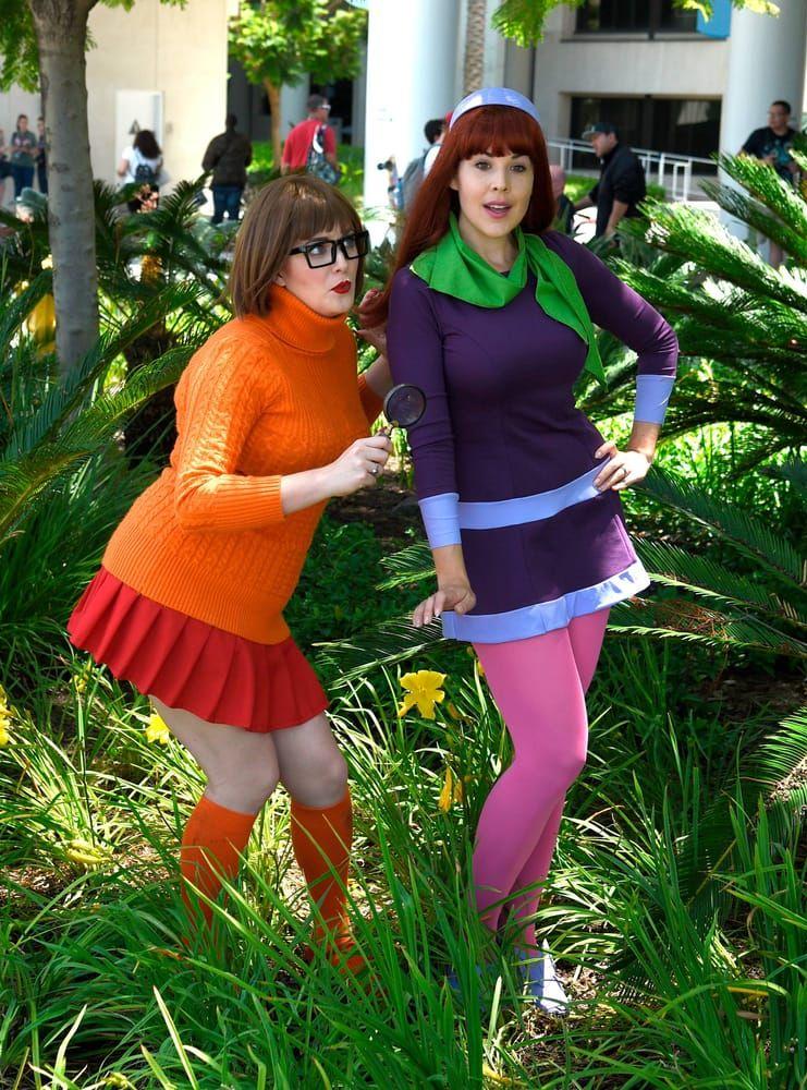 Två fans utklädda till Velma och Daphne från Scooby Doo. Foto: TT