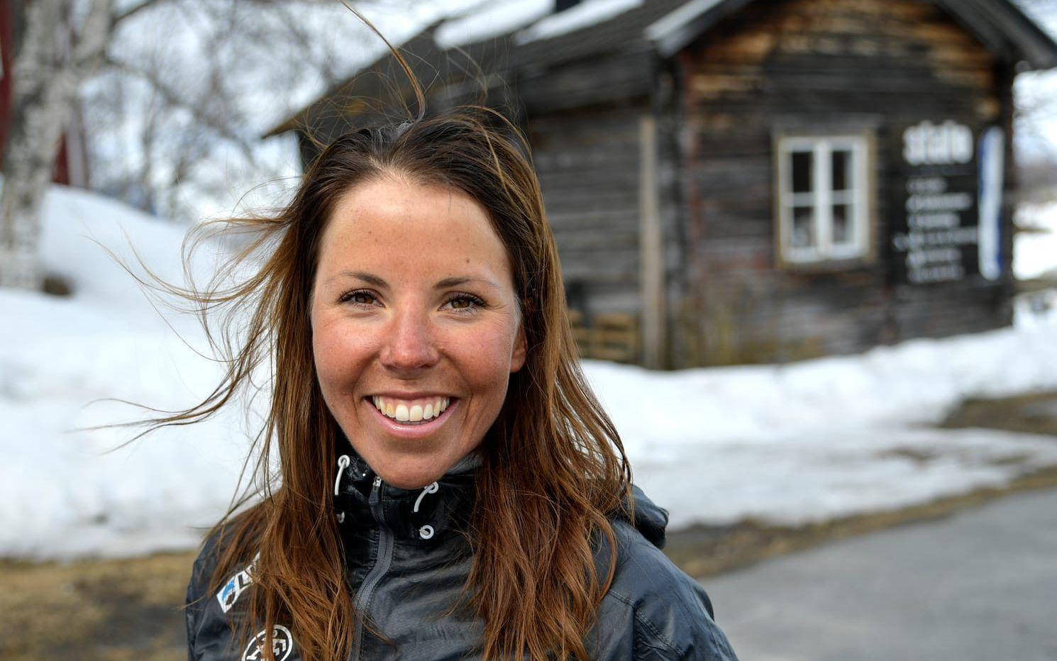 Även skiddrottningen Charlotte Kalla skulle vara en bra granne. Hon är den idrottsprofil som flest svenskar vill låna socker av. Foto: Anders Wiklund/TT