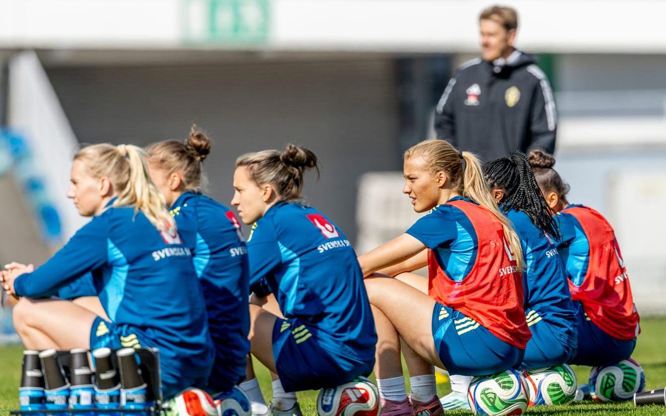 Sverige, med bland andra Stina Blackstenius, Julia Zigiotti Olme och Smilla Holmberg, har hamnat i ett tufft läge i VM-kvalgruppen.