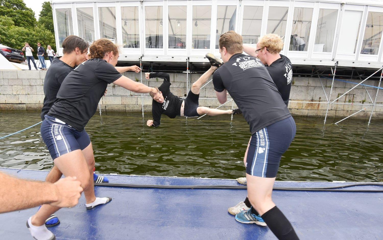 Genom att kasta en av sina lagmedlemmar i vattnet.Bild: Anette Persson
