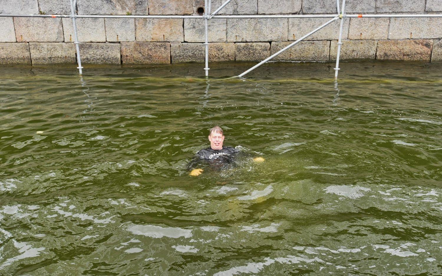En av Chalmers lagmedlemmar hamnade i vattnet efter att de firat segern mot KTH.Bild: Anette Persson
