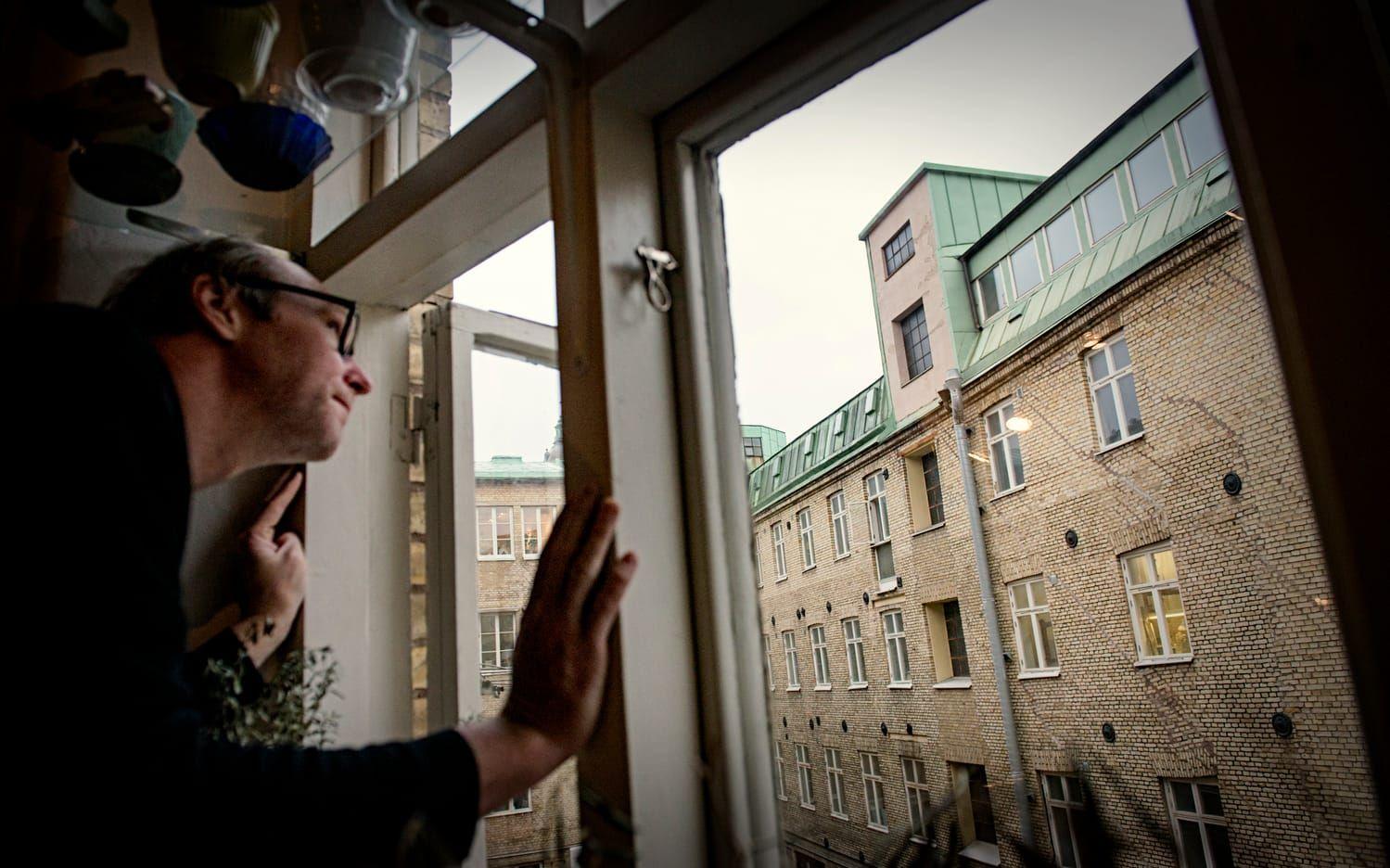 Jens Patric Svensson har fin utsikt från sitt arbetsrum. Foto: Jonas Lindstedt