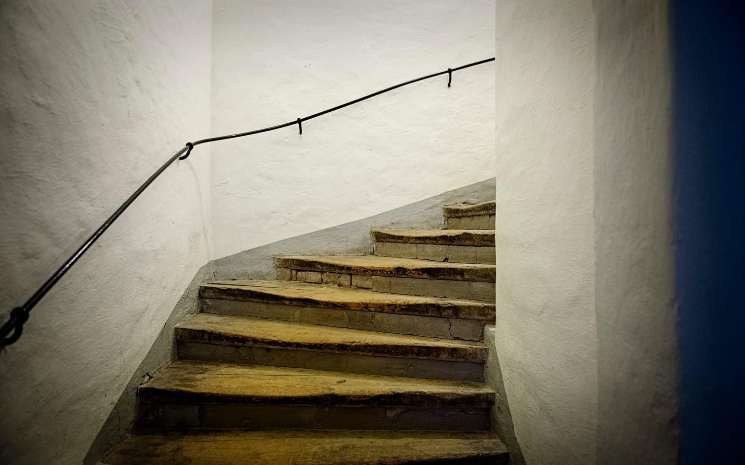 I trappuppgången till 5E finns trappor från 1838 i trä. Foto: Jonas Lindstedt