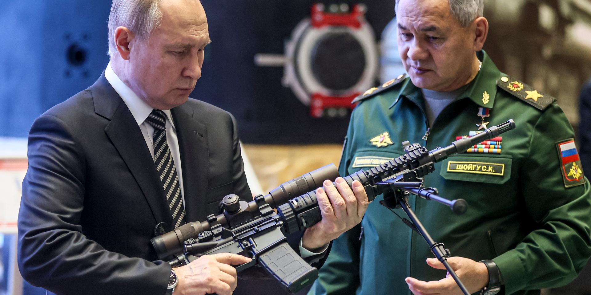 Rysslands president Vladimir Putin tillsammans med sin försvarsminister Sergej Sjojgu vid en militärmässa i Moskva förra månaden.