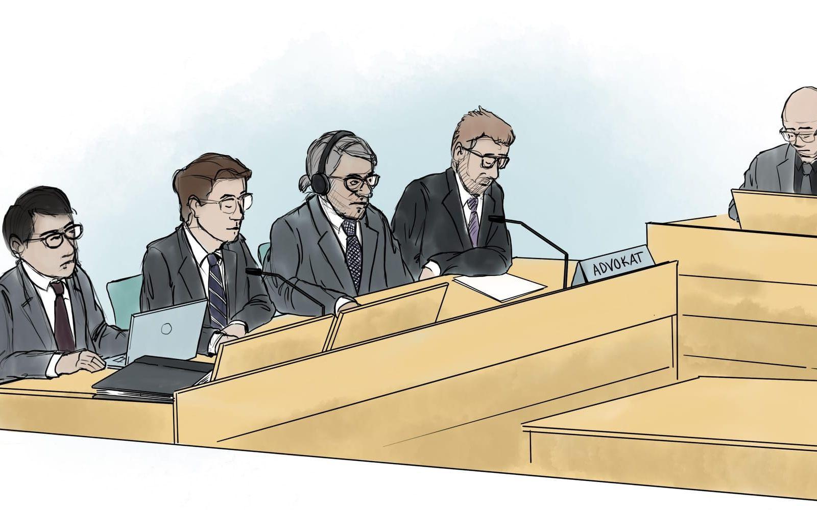 Illustration från rättegången mot Paolo Macchiarini (tredje från vänster). Till höger om honom hans försvarsadvokat Björn Hurtig.