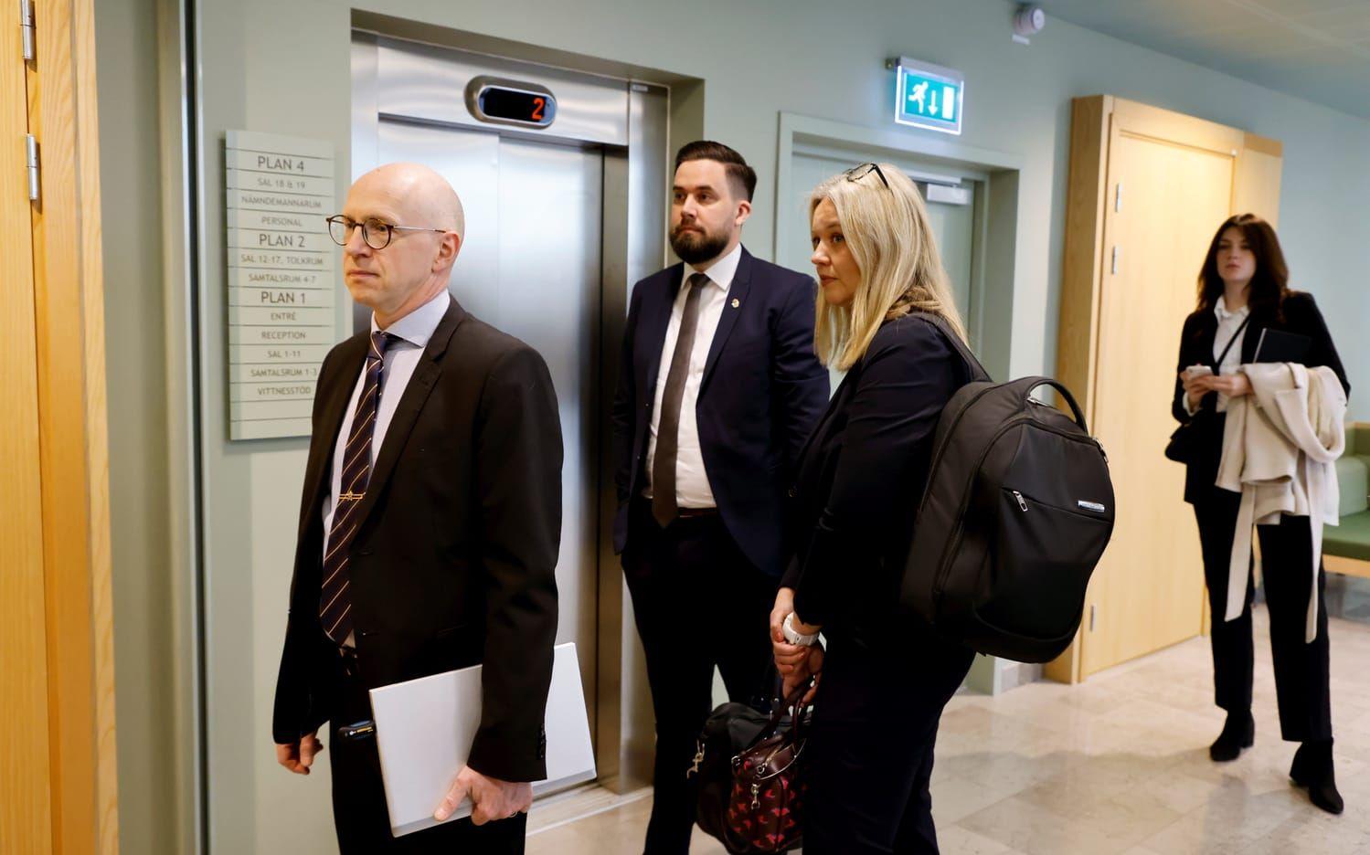 Åklagarna Jim Westerberg (till vänster) och Karin Lundström-Kron (tredje från vänster) på väg in till förhandlingssalen vid rättegången mot Paolo Macchiarini i Solna tingsrätt.