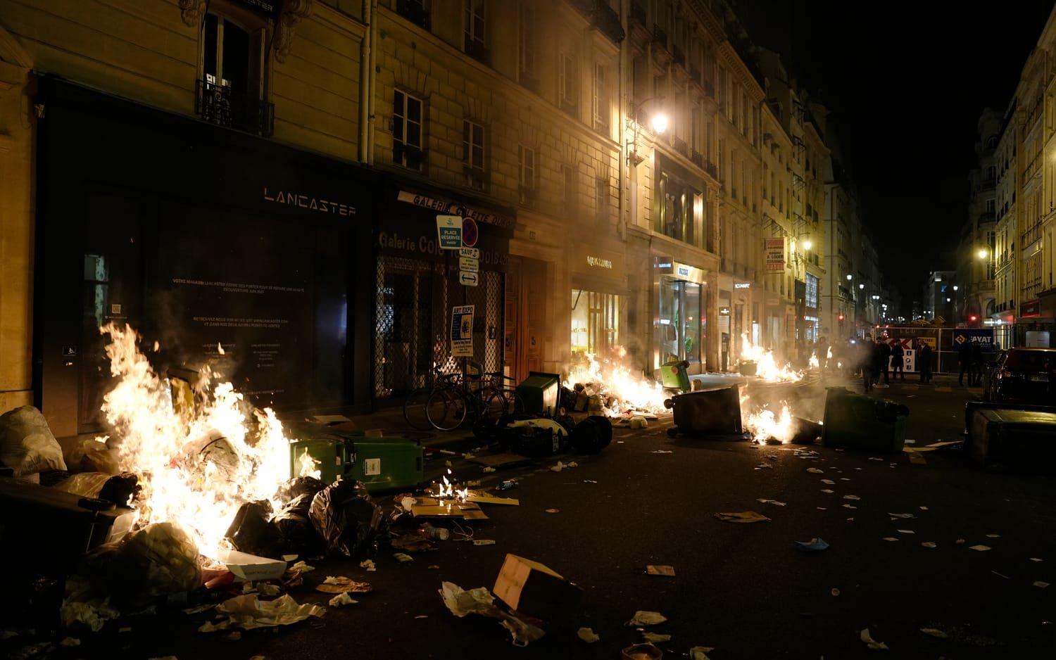 Demonstranterna har tänt eld på sopor som har legat ute på gatorna och krossat fönster till butiker.