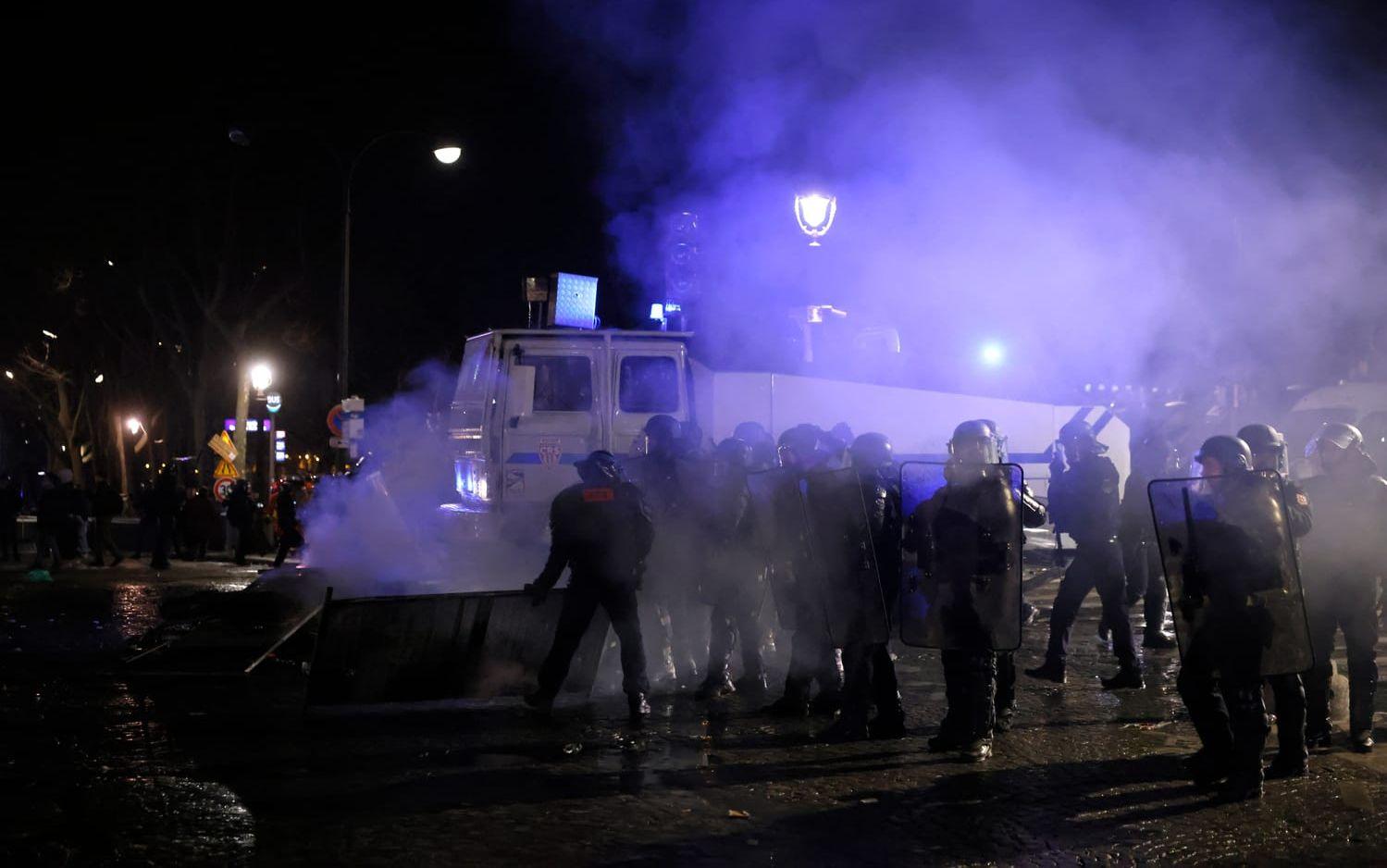 Polisen larmades till Place de la Concorde i Paris för att upplösa demonstrationen. 
