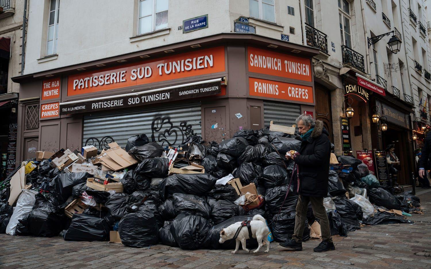 Sopbergen växer i Paris på grund av att många soparbetare gått ut i strejk. 