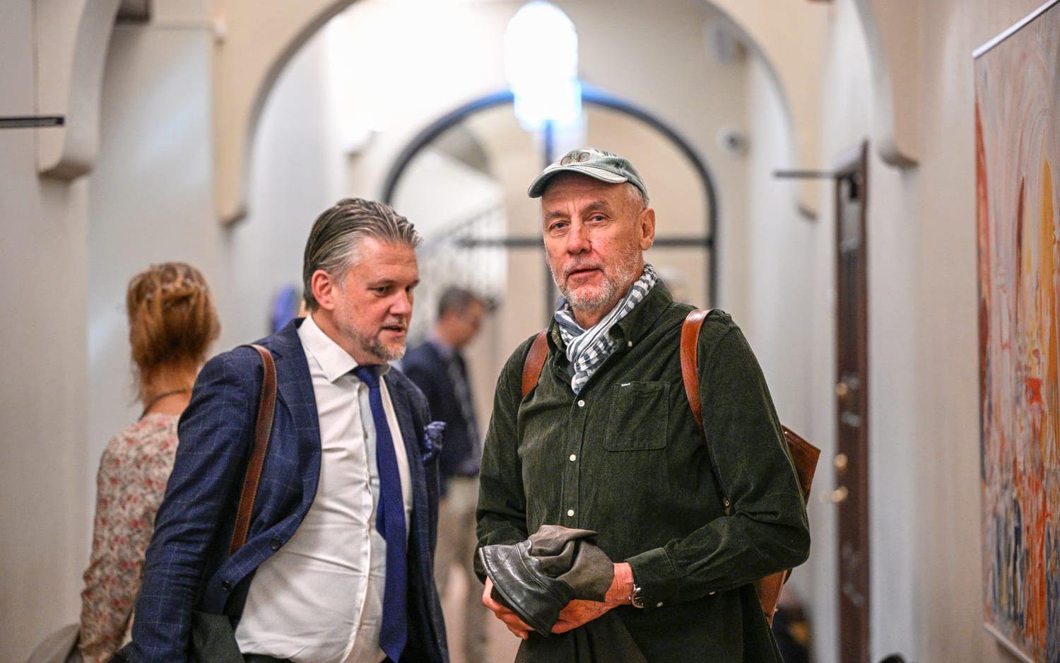 Håkan Nesser (till höger) med sin advokat Conny Cedermark i Stockholms tingsrätt. Nesser medgav att han lämnat felaktiga uppgifter till Skatteverket men sade att det gjordes utan uppsåt. Arkivbild.
