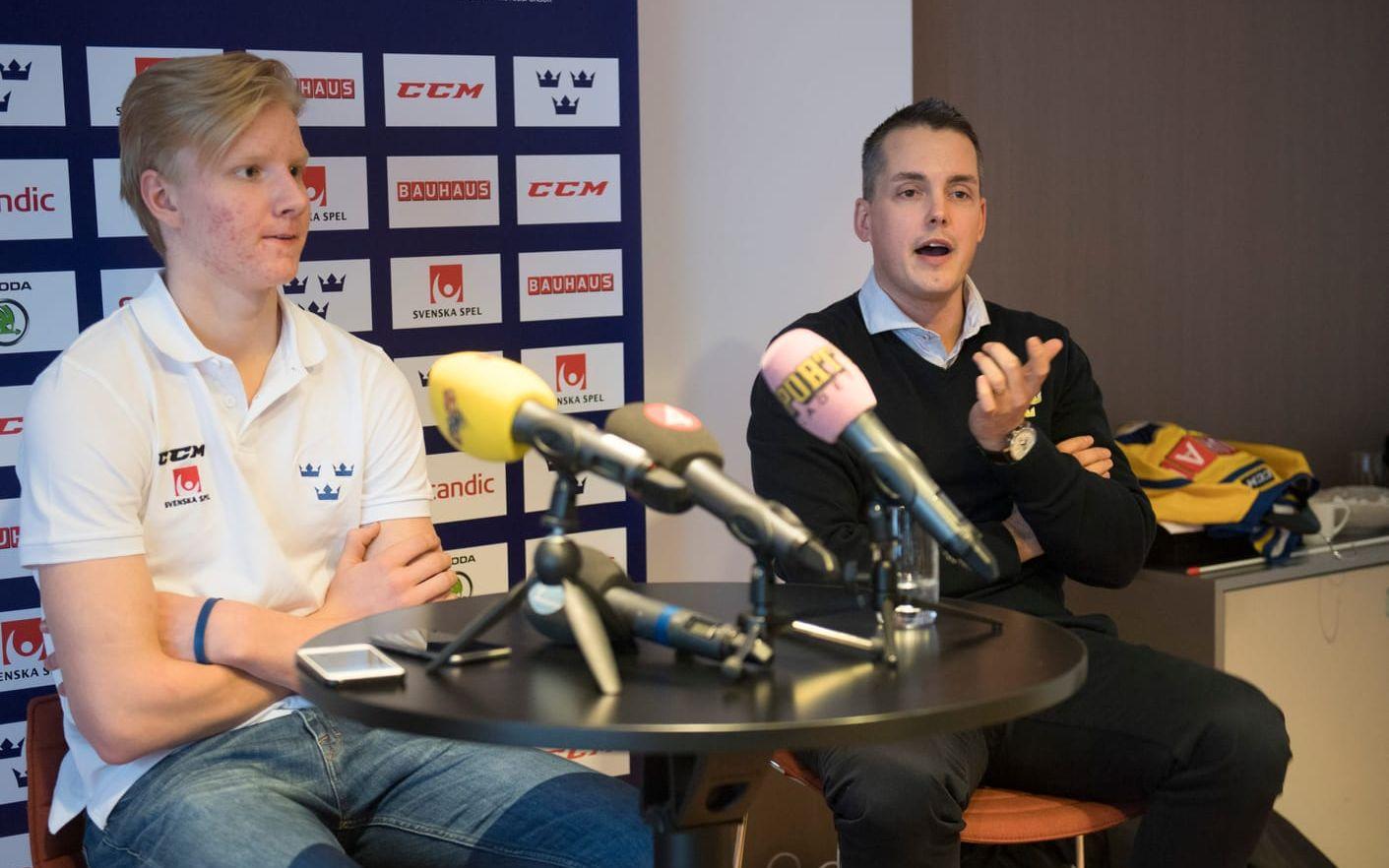 Spelare Rasmus Dahlin och förbundskapten Tomas Montén framför mikrofonerna när ishockeyns småkronor mötte pressen på Arlanda inför stundande junior-VM i USA. Arkivbild