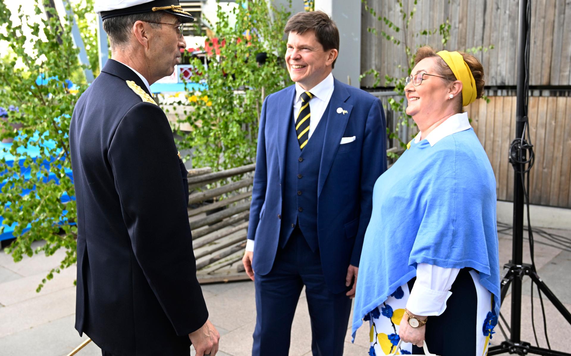 Firandet var kändistätt som vanligt. Här syns överbefälhavare Micael Bydén och talman Andreas Norlén med makan Helena anlända till firandet. 