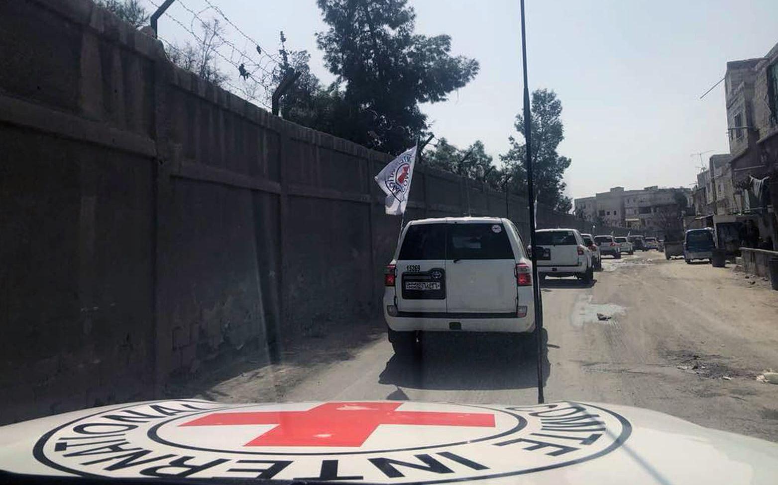 En konvoj med hjälpleveranser nådde östra Ghouta under måndagen. Fler leveranser har stoppats.