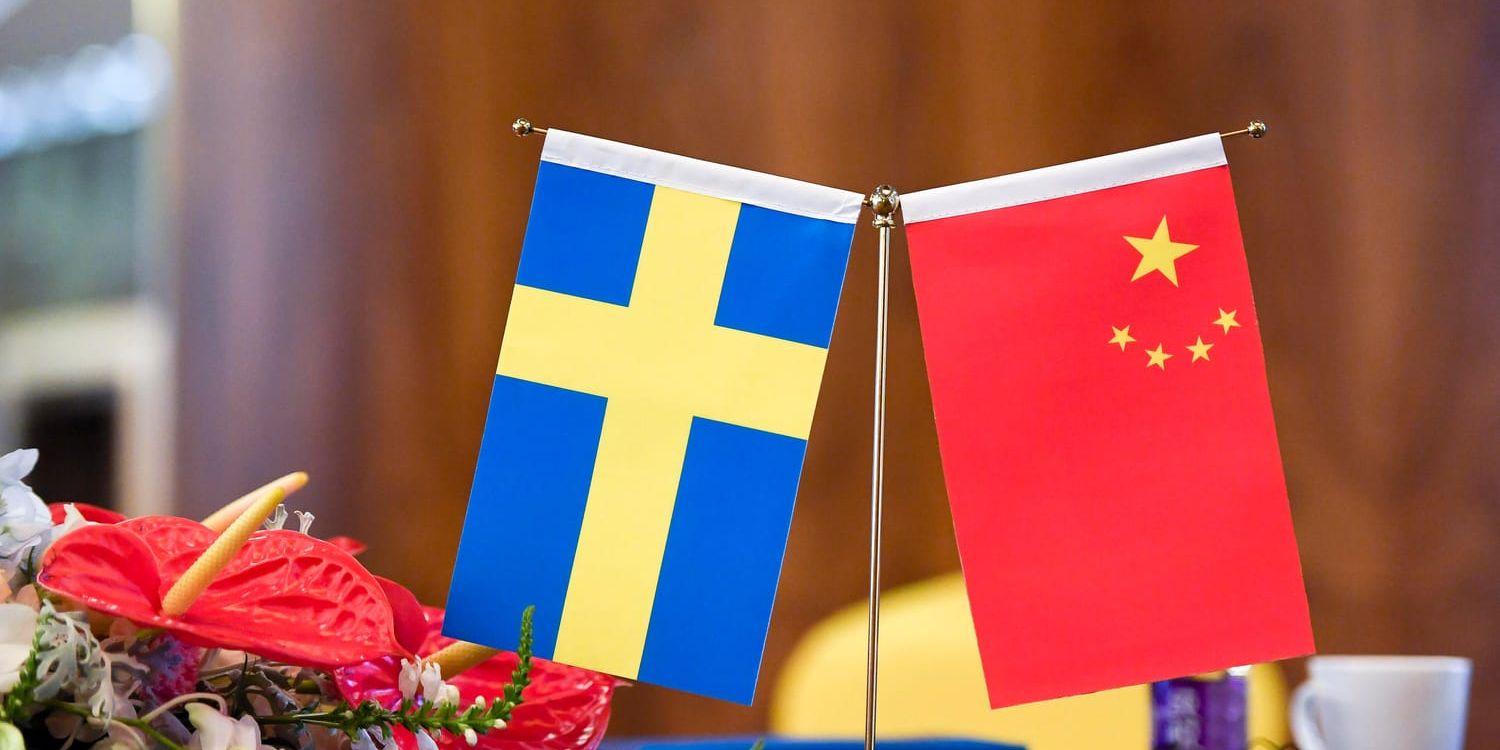 Svensk och kinesisk flagga. Arkivbild.