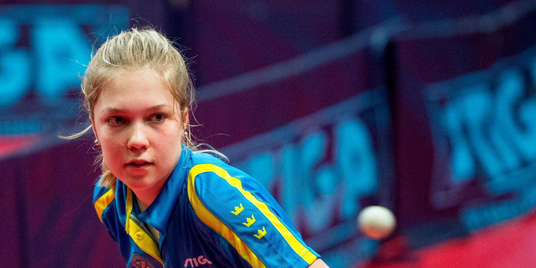 Stina Källberg, 17, är yngst i damtruppen som 29 maj–5 juni spelar bordtennis-VM i tyska Düsseldorf.